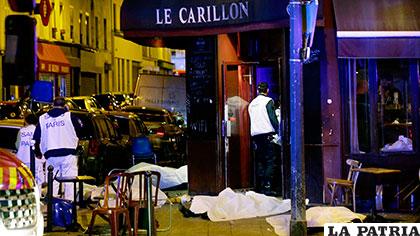Los cadáveres de varias víctimas yacen a las puertas de un restaurante en la capital francesa /ESTATIC.COM