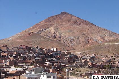 El célebre Cerro Rico, en la ciudad de Potosí