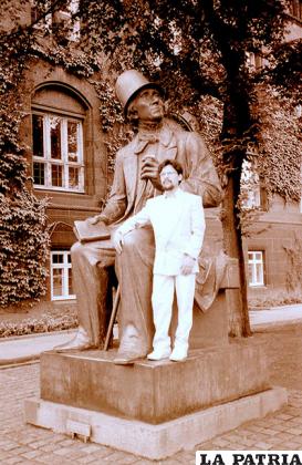El autor del artículo, al pie del monumento de Hans Christian Andersen
