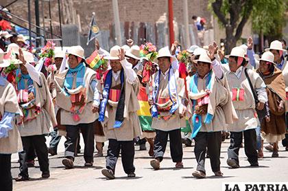 Los chipayas saludaron el aniversario del Ejército de Bolivia