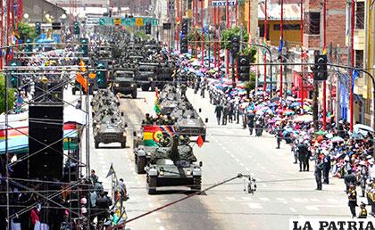 La parada militar se realizó en la avenida 6 de Agosto