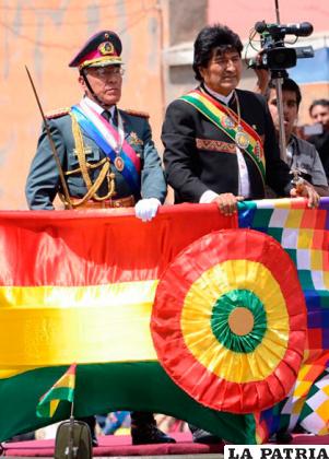 El Presidente Morales pasó revista en un tanque