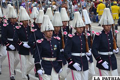 Colegio Militar rindió honores a la Tricolor