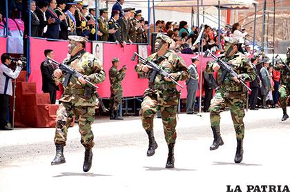 Oficiales de alto rango también rindieron sus honores al Ejército boliviano