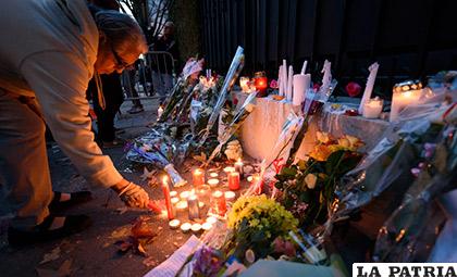 Ramo de flores y velas, donde decenas de personas murieron por el ataque terrorista en París /lapatilla.com