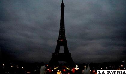 La Torre Eiffel permanecerá apagada /ultimahora.com