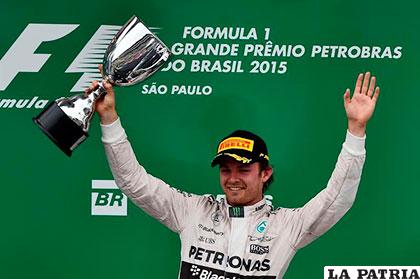 Nico Rosberg con el trofeo que le acredita como ganador de la prueba /andaluciainformacion.es