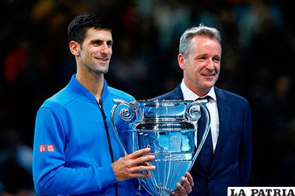 Chris Kermode entregó a Djokovic el broche que le acredita como campeón /lavanguardia.com