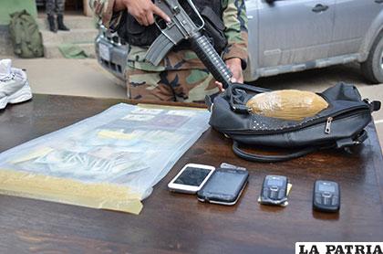 El ovoide de cocaína, el dinero y los celulares secuestrados