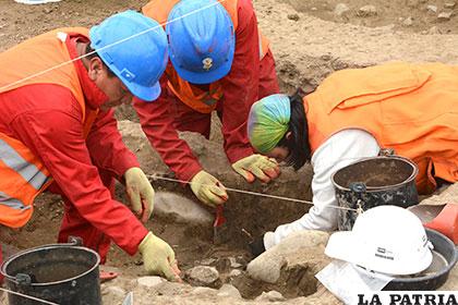 Grupo de arqueólogos muestran, piezas de la cultura Tiahuanacota /APG