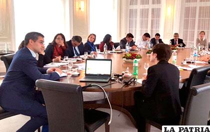La delegación boliviana durante una sesión en Suiza /ANF