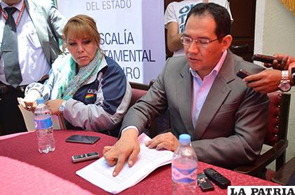 El fiscal General, Ramiro Guerrero muestra una de las denuncias