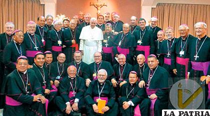 El Papa Francisco junto a obispos de Bolivia