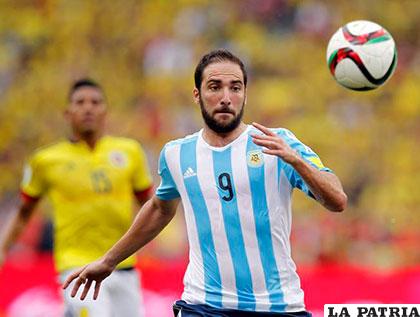 El jugador de la selección de Argentina Gonzalo Higuaín controla el balón ante Colombia