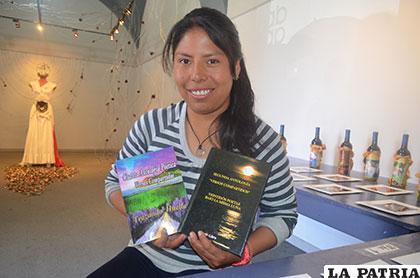 Verónica Laura ostenta las dos antologías donde están publicadas sus obras