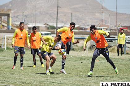 Hoyos intenta dominar la pelota ante la marca de sus adversarios