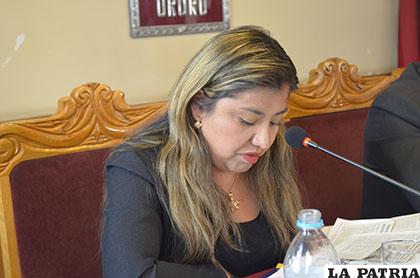 Concejal Denisse Villca molesta por los memorándums enviados por Rojas