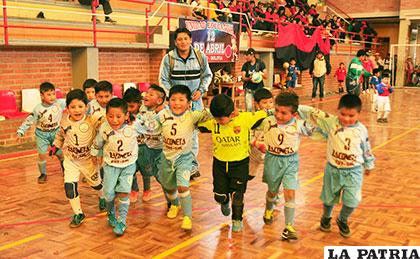 Vuelta olímpica de Zaconeta, campeón en futsal