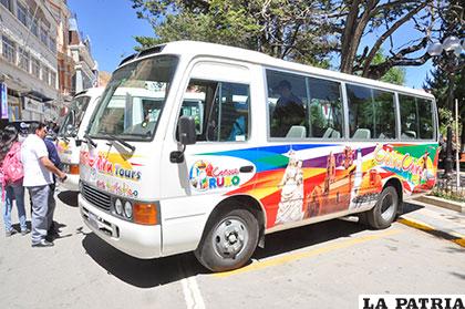Uno de los buses Chiru Chiru Tours, antes del primer recorrido por la ciudad