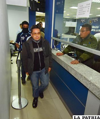 El juez destituido Marcelo Barrientos, luego de prestar declaraciones fue detenido /APG