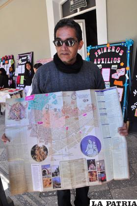 Marcelo Lara muestra el plano-mapa donde se incluyó información importante para los turistas