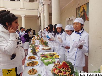 Delicias culinarias presentaron jovencitas del Liceo Ballivián