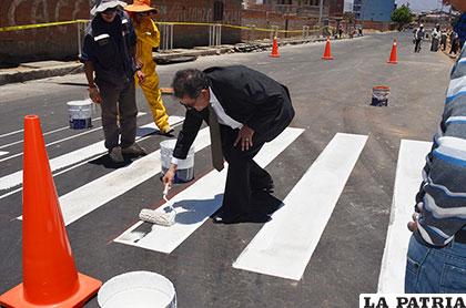 El alcalde Bazán pintando la señalización horizontal de la vía asfaltada