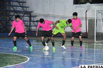 Durante el entrenamiento de anoche en la cancha del CAN