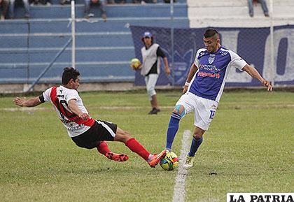 Darwin Peña y Yasmani Duk, en su afán de dominar la pelota