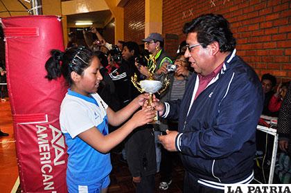 Adriana Ríos (Oruro) recibe el trofeo del tercer lugar