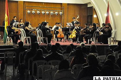 Presentación de la Orquesta Filarmónica de Oruro en el salón Luís Ramiro Beltrán