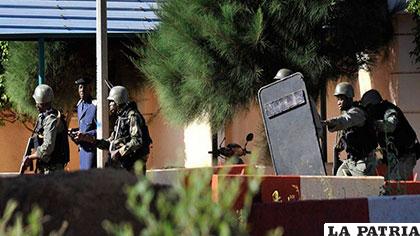 Tropas malienses toman posiciones fuera del hotel asaltado en Bamako /epimg.net