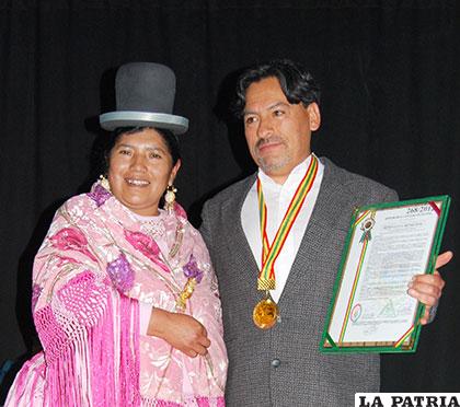 Víctor Montoya condecorado por una concejala del municipio de El Alto