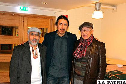 Los poetas bolivianos José Romero y Yarko Rhea con el periodista y escritor Carlos Decker-Molina