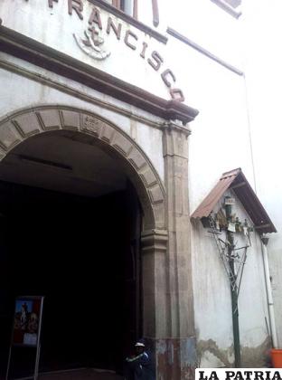 La cruz de la pasión está apoyada en la fachada de la iglesia San Francisco