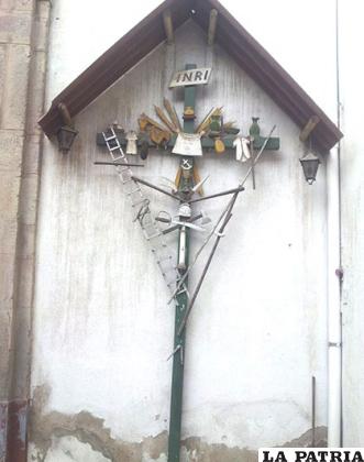 La cruz mide aproximadamente dos metros de alto por 1,3 metros de ancho