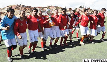 Vuelta olímpica de los integrantes de España FC, campeón en Súper Máster