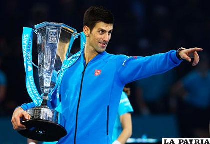 Novak Djokovic con el trofeo de campeón