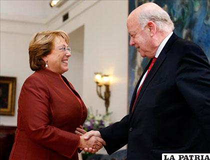 Bachelet y el nuevo agente de Chile en La Haya, José Miguel Insulza /yimg.com