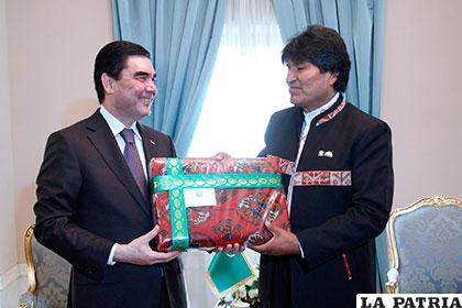 Morales junto con el presidente de Turkmenistán, Gurbangulí Berdimujamédov /ABI
