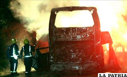 Bomberos intentando apagar el fuego en vehículo involucrado en accidente /servidornoticias.com