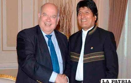 El entonces secretario general de la OEA, José Miguel Insulza y el Presidente Evo Morales /ANF