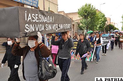 Mujeres marcharon con un ataúd que simboliza a las víctimas de feminicidio