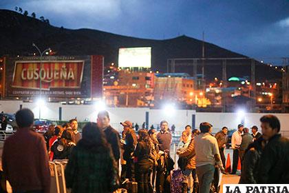 Personas en afueras del aeropuerto Velasco Aztete en Cuzco, alarmadas por el sismo /abi.bo