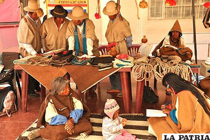 Chipayas expusieron sus artesanías para demostrar las costumbres de sus ancestros
