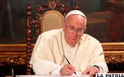 Primer libro entrevista del Papa, se publicará el próximo 12 de enero de 2016 /laverdad.com