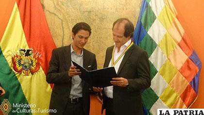 Marko Machicao, a nombre del Gobierno, entregó la distinción al embajador Ariel Basteiro /MIN.CULTURAS