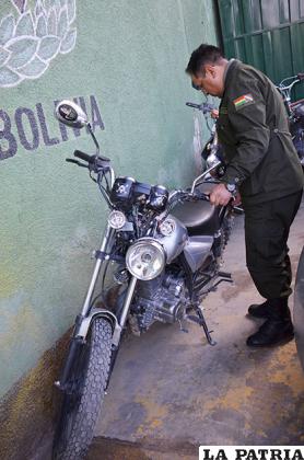 El sargento Copa muestra el estado de la motocicleta