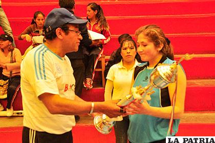Romina Rodríguez recibe el trofeo de campeón