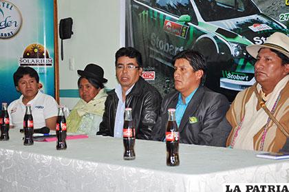 Durante la presentación de la prueba, dirigentes del automovilismo y autoridades del municipio de Caracollo